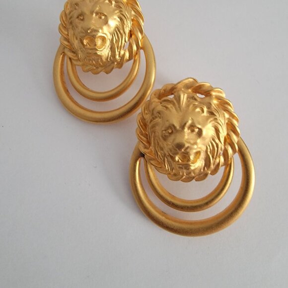 Vintage Goldtone Lion Door Knocker Style Screw-back Earrings - Picture 4 of 10